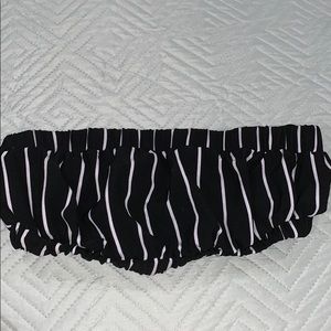 LF BLACK AND WHITE STRIPPED CROP TOP SIZE SMALL